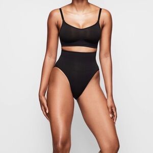 Skims seamless sculpt bralette color onyx